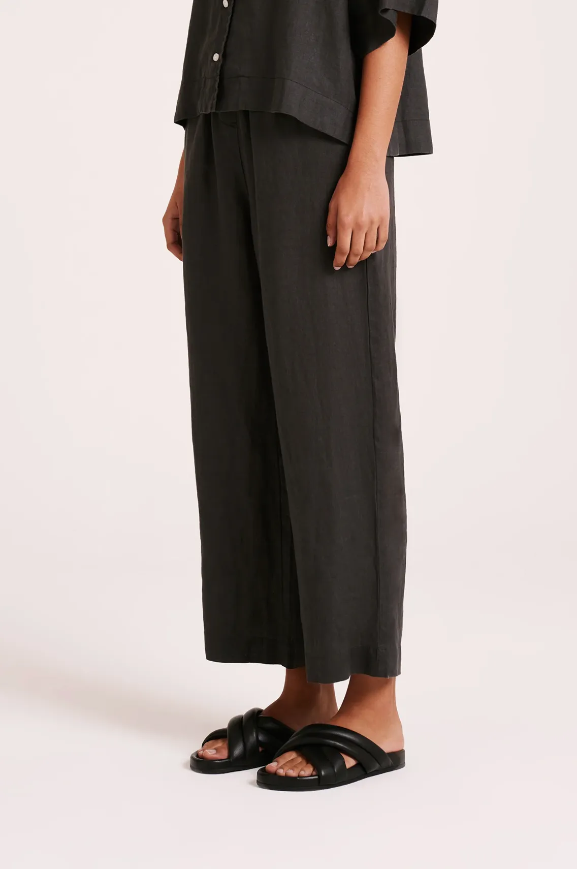 NUDE LOUNGE LINEN CROP PANT | COAL